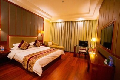 Hengxian Longxiang Crown Hotel