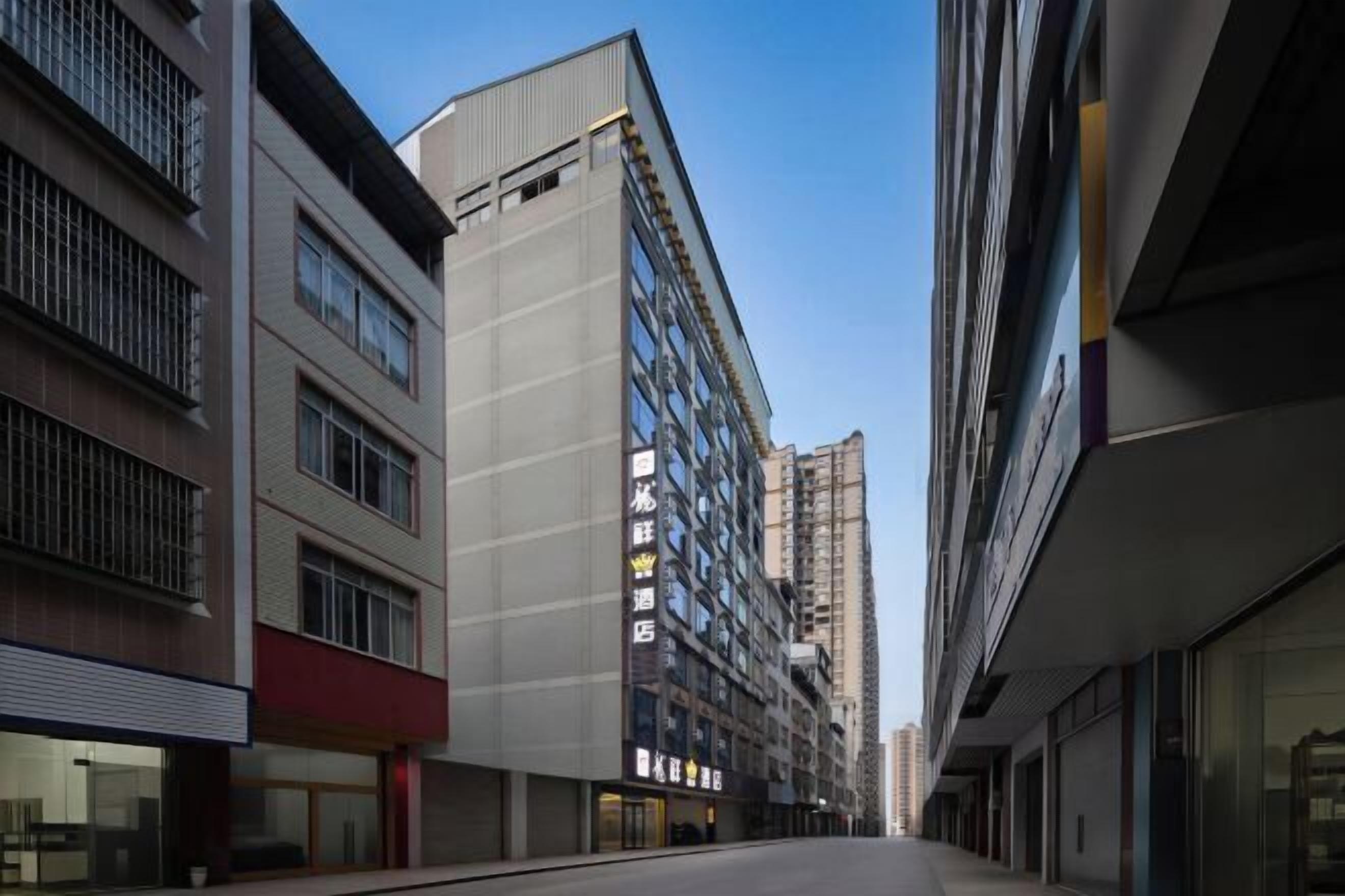 Un edificio a più piani dal design architettonico moderno, con spazi sia commerciali che residenziali.