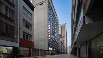Un edificio a più piani dal design architettonico moderno, con spazi sia commerciali che residenziali.