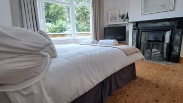 4 bedrooms, iron/ironing board, free WiFi, bed sheets