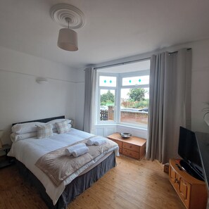 4 bedrooms, iron/ironing board, free WiFi, bed sheets - Huge 4 bed in the heart of Kettering (Kettering)