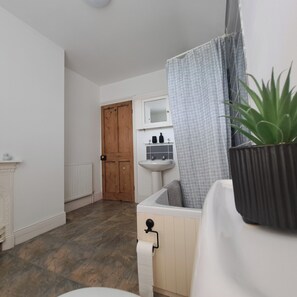 Hair dryer, towels, soap, shampoo - Huge 4 bed in the heart of Kettering (Kettering)
