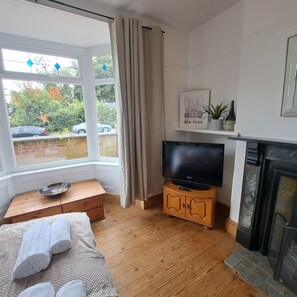 4 bedrooms, iron/ironing board, free WiFi, bed sheets - Huge 4 bed in the heart of Kettering (Kettering)