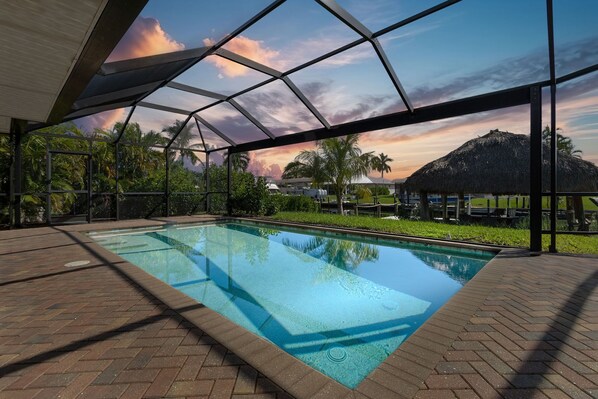 A heated pool - Relax in Style: 3BR/2BA Retreat, Pool & Tiki Hut (Cape Coral)