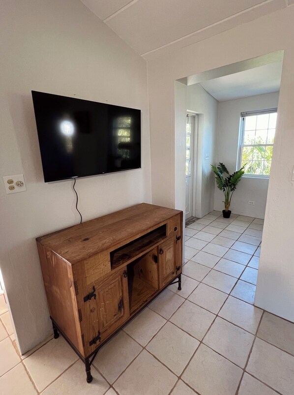 Interior - Coral Suite - close to beaches/kayaks/dock/stunning views/EVcharger (Southampton Parish)
