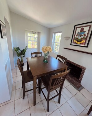 Dining - Coral Suite - close to beaches/kayaks/dock/stunning views/EVcharger (Southampton Parish)