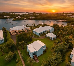 Exterior - Coral Suite - close to beaches/kayaks/dock/stunning views/EVcharger (Southampton Parish)