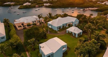 Coral Suite - close to beaches/kayaks/dock/stunning views/EVcharger