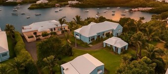 Coral Suite - close to beaches/kayaks/dock/stunning views/EVcharger