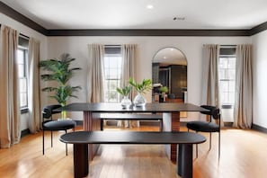 Dining - Charming Townhome Near Forsyth Park | Free Parking (Savannah)