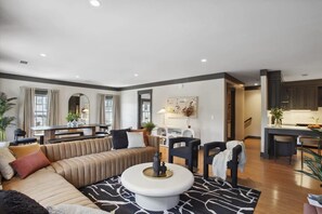 TV connectée, livres, espaces bureaux