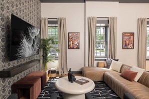 TV, offices - Refurbished Townhome | Free Parking (Savannah)