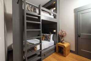 4 bedrooms, desk, iron/ironing board, WiFi