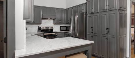 Refrigerador, microondas, horno y parrilla de estufa