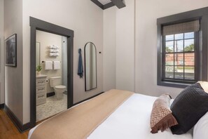 4 bedrooms, desk, iron/ironing board, WiFi - Refurbished Townhome | Free Parking (Savannah)