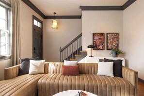 Smart TV, libros y oficina 