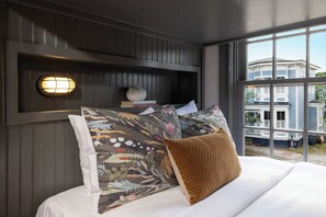 8 Schlafzimmer, Schreibtisch, Bügeleisen/Bügelbrett, Reisekinderbett