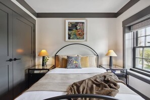 8 bedrooms, desk, iron/ironing board, travel crib - Updated Townhome |  Free Parking (Savannah)