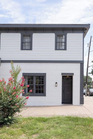 Exterior - Updated Townhome |  Free Parking (Savannah)