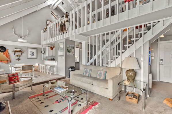 Een televisie en een open haard