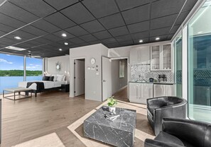 独立别墅, 多张床 (The Glass Mansion w/Optional Boat Ren) | 5 多间卧室、特色装修、特色家居、免费 WiFi