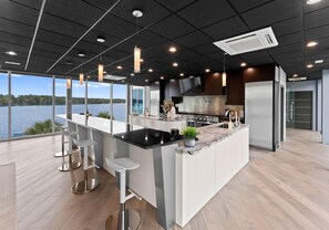 منزل - عدة أسرّة (The Glass Mansion w/Optional Boat Ren) | مطبخ خاص