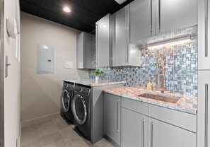 ハウス ベッド (複数台) (The Glass Mansion w/Optional Boat Ren) | 内装