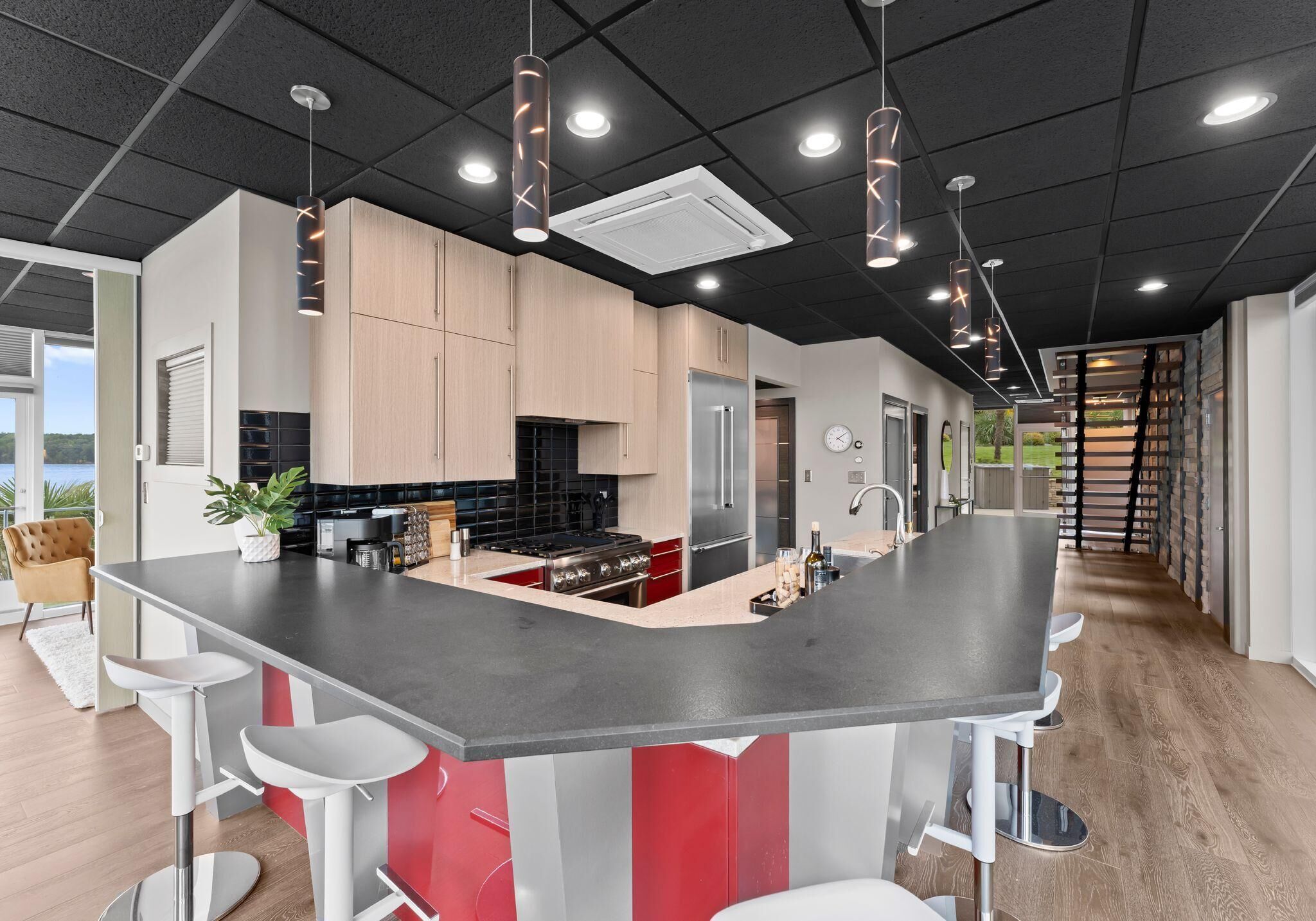 House, Multiple Beds (The Glass Mansion w/Optional Boat Ren) | Private kitchen