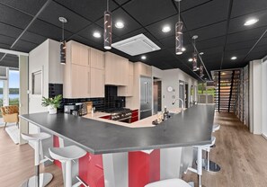 ハウス ベッド (複数台) (The Glass Mansion w/Optional Boat Ren) | 専用キッチン