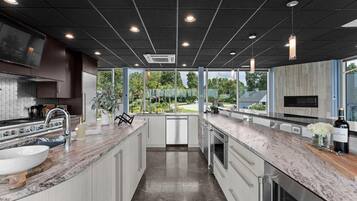 House, Berbilang Katil (The Glass Mansion w/Optional Boat Ren) | Dapur peribadi