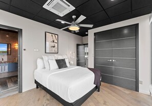 House, Multiple Beds (The Glass Mansion w/Optional Boat Ren) | 5 bedrooms, individually decorated, individually furnished, free WiFi - The Glass Mansion W/optional Boat Rental (Terrell)