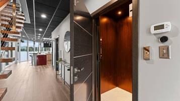 House, Berbilang Katil (The Glass Mansion w/Optional Boat Ren) | Bahagian dalam