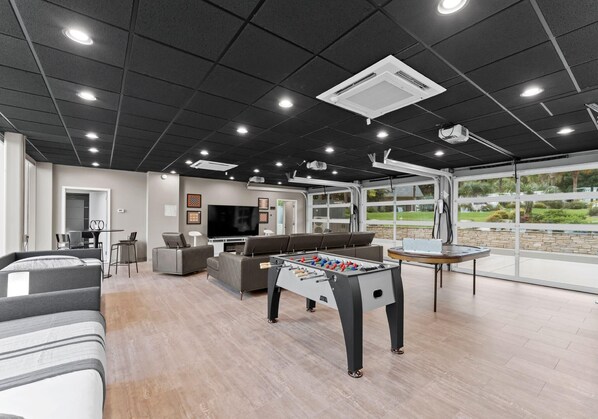 منزل - عدة أسرّة (The Glass Mansion w/Optional Boat Ren) | غرفة الألعاب