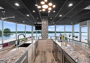 Hus, flere senger (The Glass Mansion w/Optional Boat Ren) | Eget kjøkken