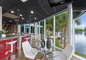 独立别墅, 多张床 (The Glass Mansion w/Optional Boat Ren) | 酒吧（店内）