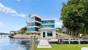 Rumah, Beberapa Tempat Tidur (The Glass Mansion w/Optional Boat Ren) | Eksterior