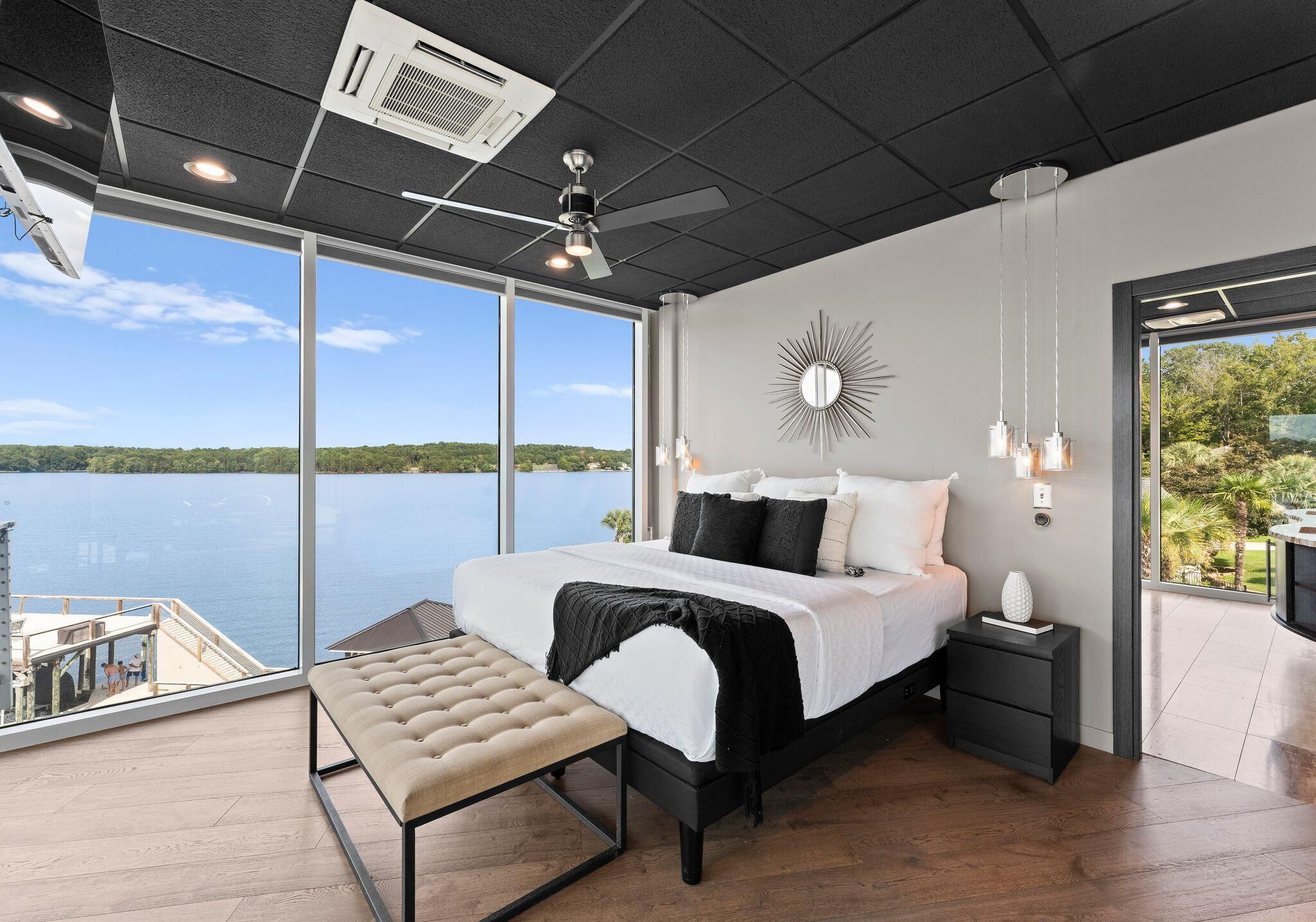 Rumah, Beberapa Tempat Tidur (The Glass Mansion w/Optional Boat Ren) | 5 kamar tidur dan didekorasi berbeda-beda