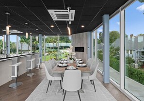 Hus, flere senger (The Glass Mansion w/Optional Boat Ren) | Spiseområde