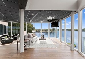 Hus, flere senger (The Glass Mansion w/Optional Boat Ren) | Oppholdsområde