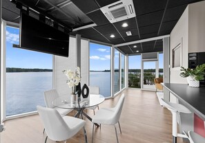 Hus, flere senger (The Glass Mansion w/Optional Boat Ren) | Spiseområde