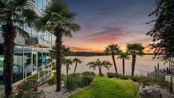 House, Multiple Beds (The Glass Mansion w/Optional Boat Ren) | Property grounds