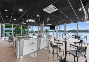 Hus - flere senge (The Glass Mansion w/Optional Boat Ren) | Bar (på overnatningsstedet)