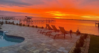 Peace River Waterfront Luxury Living - 5-BD w Pool