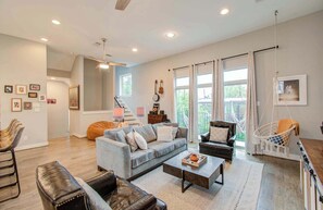 TV, offices - Modern Luxury 3-BD, Mins to DT w Rooftop (Houston)