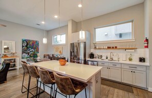 Fridge, microwave, oven, stovetop - Modern Luxury 3-BD, Mins to DT w Rooftop (Houston)