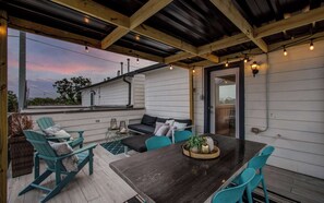 Outdoor dining - Modern Luxury 3-BD, Mins to DT w Rooftop (Houston)