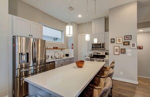 Fridge, microwave, oven, stovetop - Modern Luxury 3-BD, Mins to DT w Rooftop (Houston)