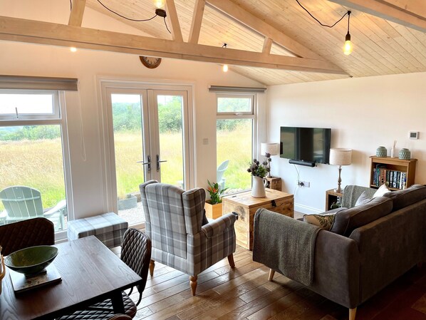 Stuga - 1 sovrum | Vardagsrum | 32-tums smart-tv med digitalkanaler