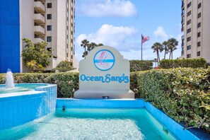 A heated pool - Ocean Sands 1-1002☀️Beachfront,Private Balcony,Walk 2 Restaurants🏖️Beach Access (Madeira Beach)