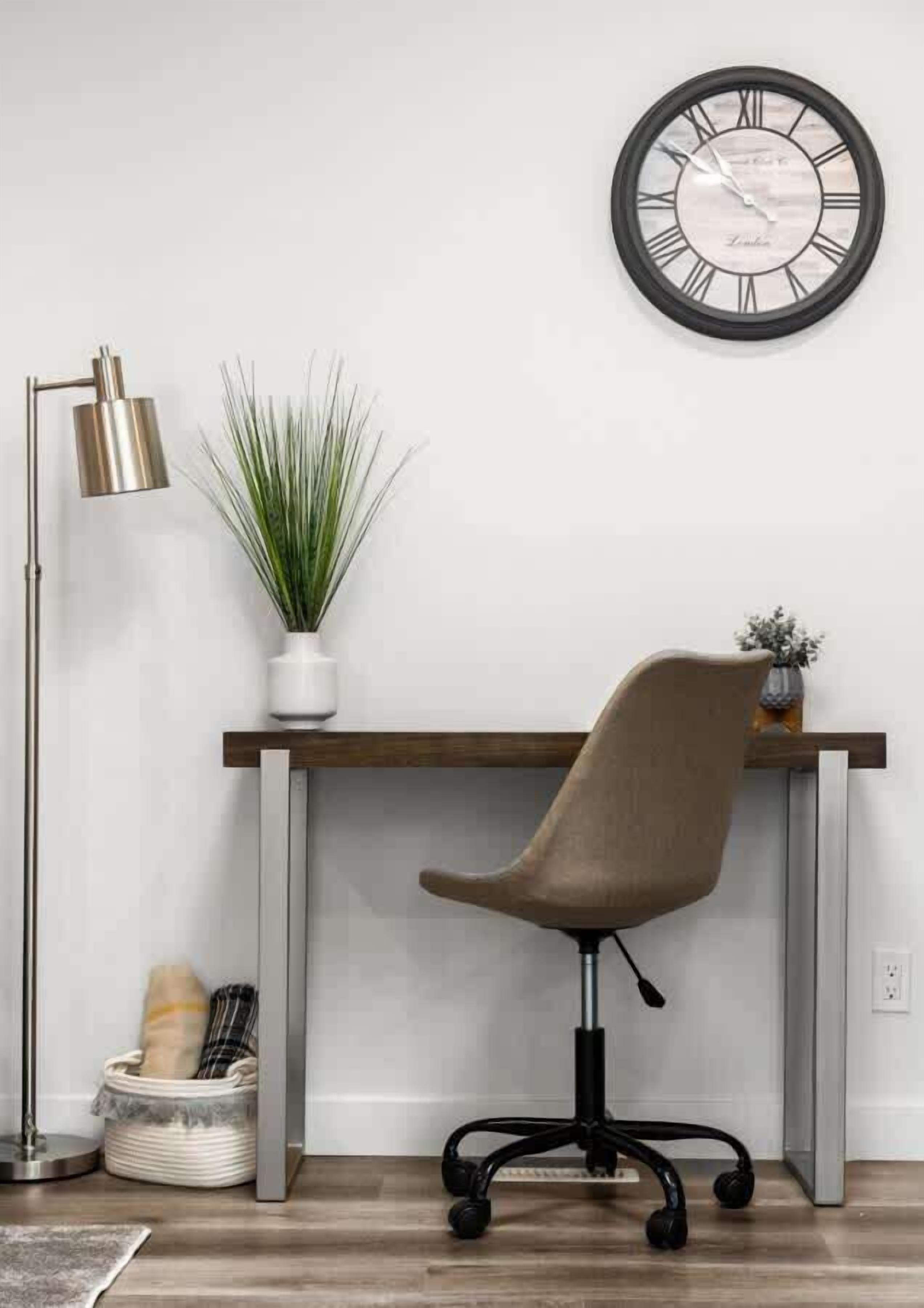 Ein moderner Arbeitsraum mit Schreibtisch, Stuhl, Topfpflanze und Wanduhr.